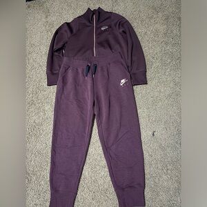 Nike Set Joggers and Sweater in Burgundy/Maroon